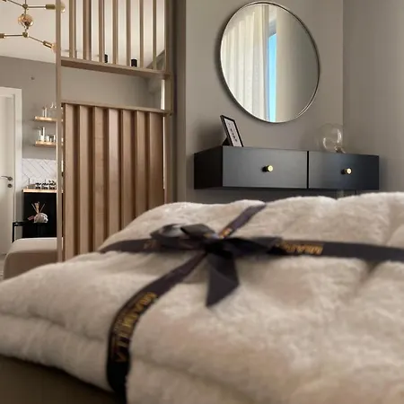 Square Modern Center Daire