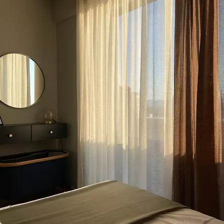 Square Modern Center *