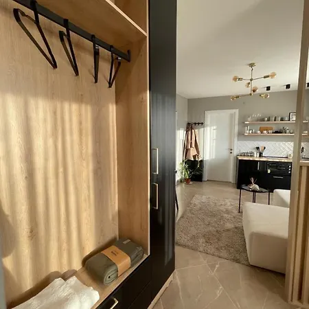 Square Modern Center Tiran